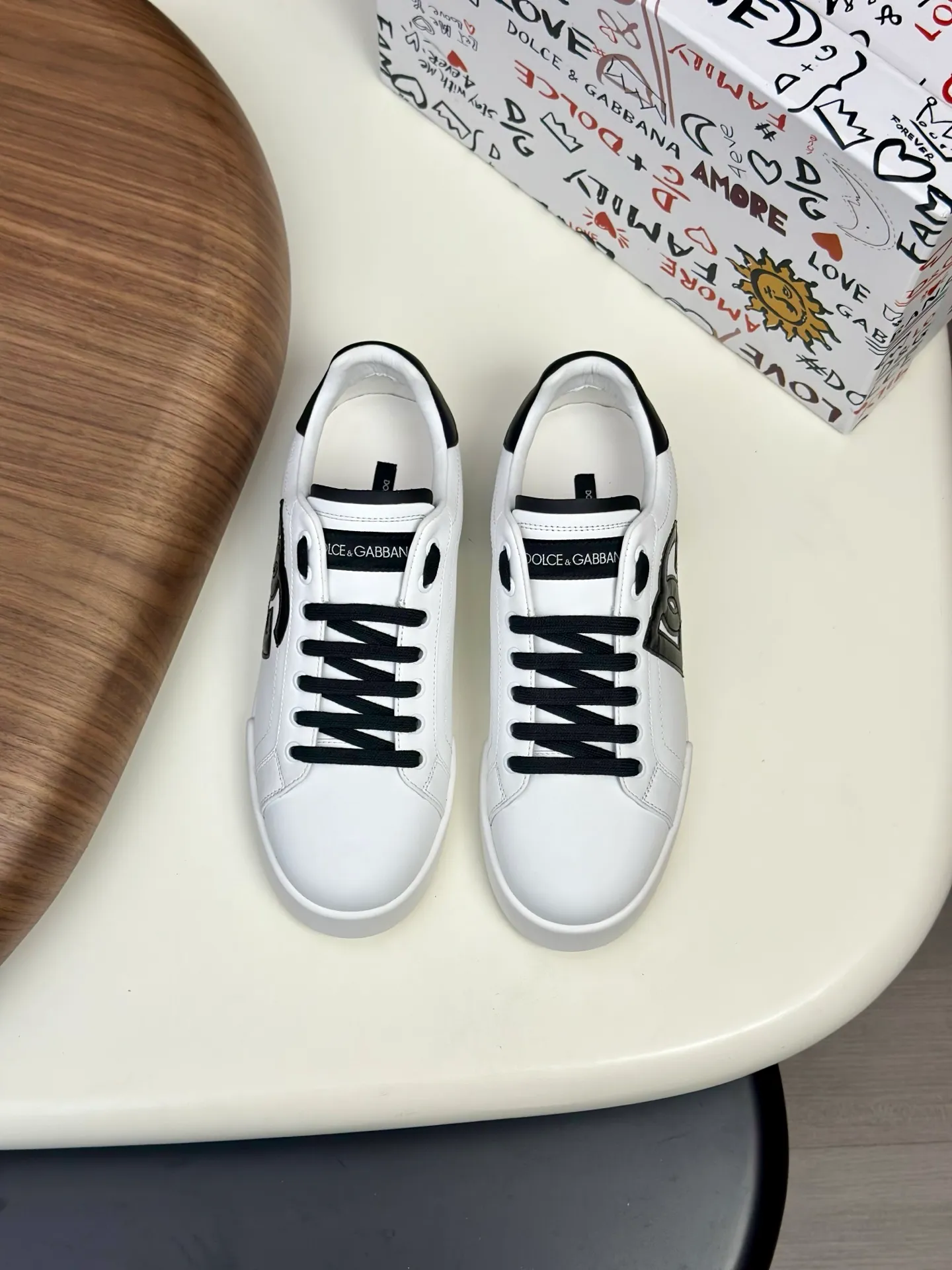 New product 💰800 DG Dolce & Gabbana men's shoes 💰ortofino calfskin sneakers ♞size; 39~44 (customized 38.45.46) Iconic men's shoes 💰ortofino series of sneakers, classic and timeless style, now presented with fashionable details. The calfskin engraved DG logo is a subtle finishing touch. Men's shoes💰ortofino calfskin sneakers: